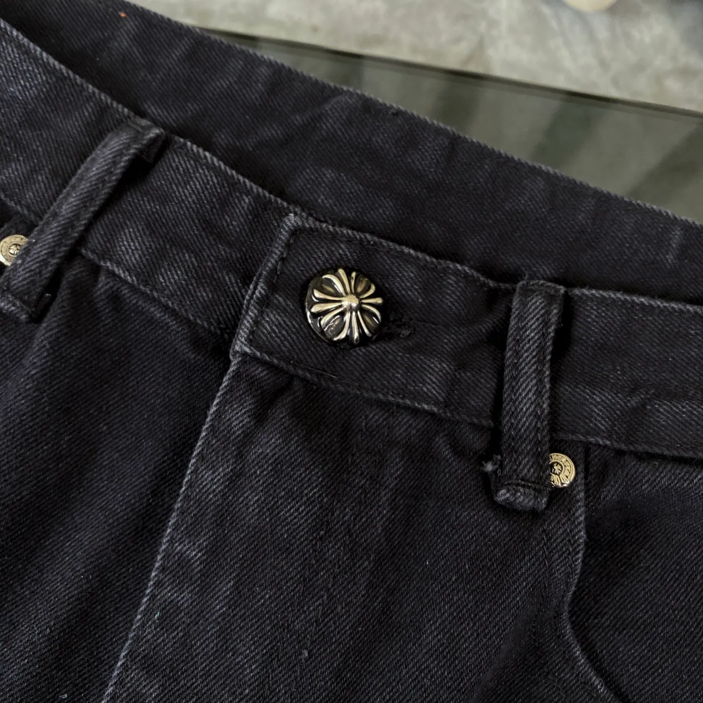 🅿️280 Chrome Heart Classic black with orange laser cross patchwork leather jeans. The pants are made of top-notch heavy-duty washing technology, and every detail shows ingenuity. The calfskin is laser-cut to make a delicate cross, which is both a tactile and visual enjoyment. Paired with aged silver hardware, it is retro, high-end and full of texture. The straight-cut upper body turns into "chopstick legs" in an instant, easily modifying the shape of the legs. It can be controlled by any body shape and has a full sense of luxury.  This is a carefully crafted high-end version, the quality far exceeds that of street currency, and the details can stand the scrutiny of a magnifying glass. Although the price is close to the people, the quality is completely in line with the big brands, and it is easy to follow the trend.  Classic black, low-key and versatile. Pair it with simple T-shirts and personalized shirts to easily create a fashionable look. Whether you are going out daily or attending events, you can be the center of attention.  Color: black Size: S M L XL 28 30 32 34